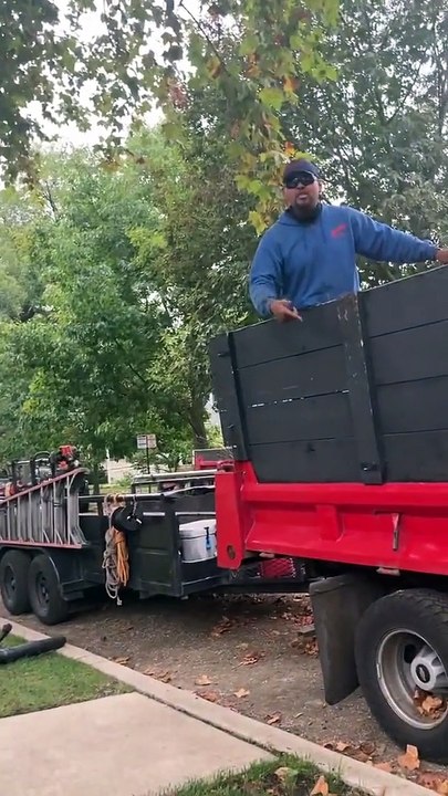 Il n'aurait pas du embêter cet employé qui souffle les feuilles mortes