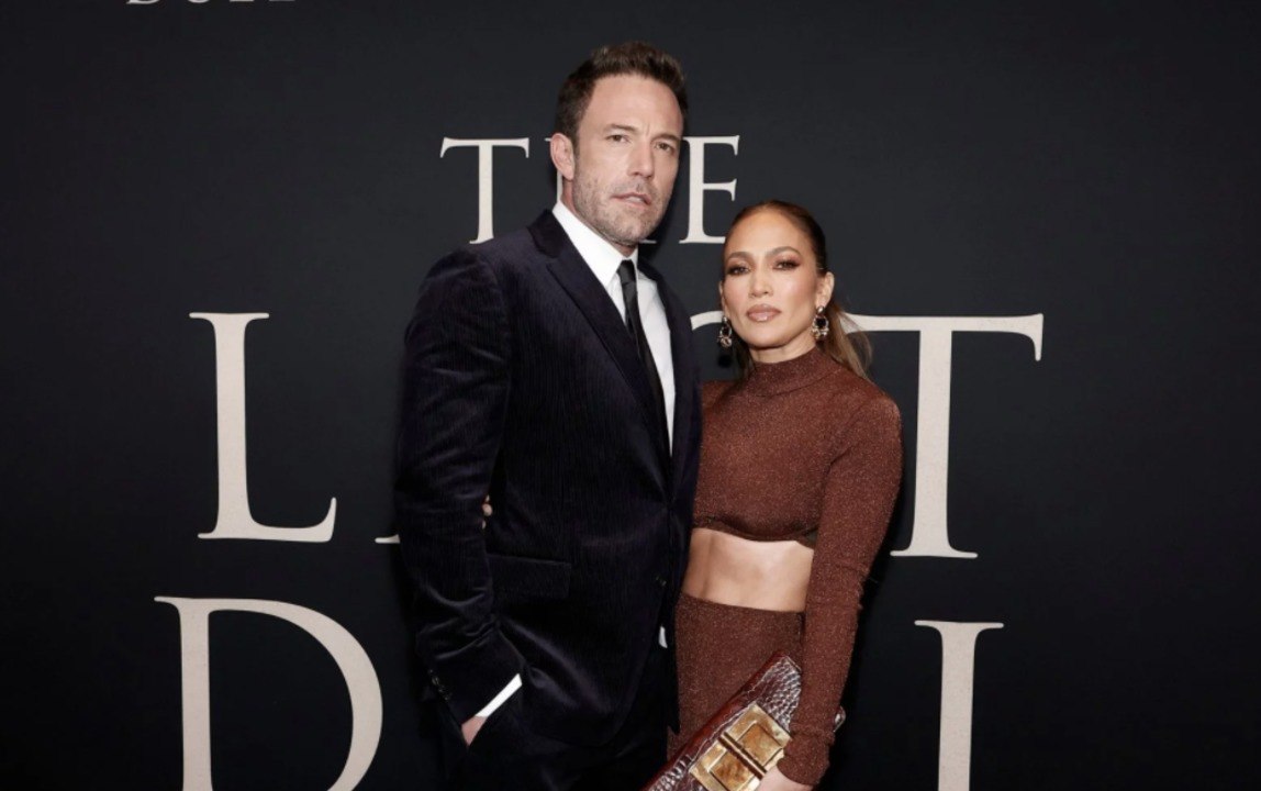 Jennifer Lopez Wore an Extreme Crop Top with a High-Slit Skirt on the Red Carpet