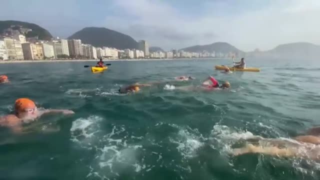 Expertos brasileños en salud mental prescriben nadar en mar abierto en Copacabana para levantar el ánimo en tiempos de Covid