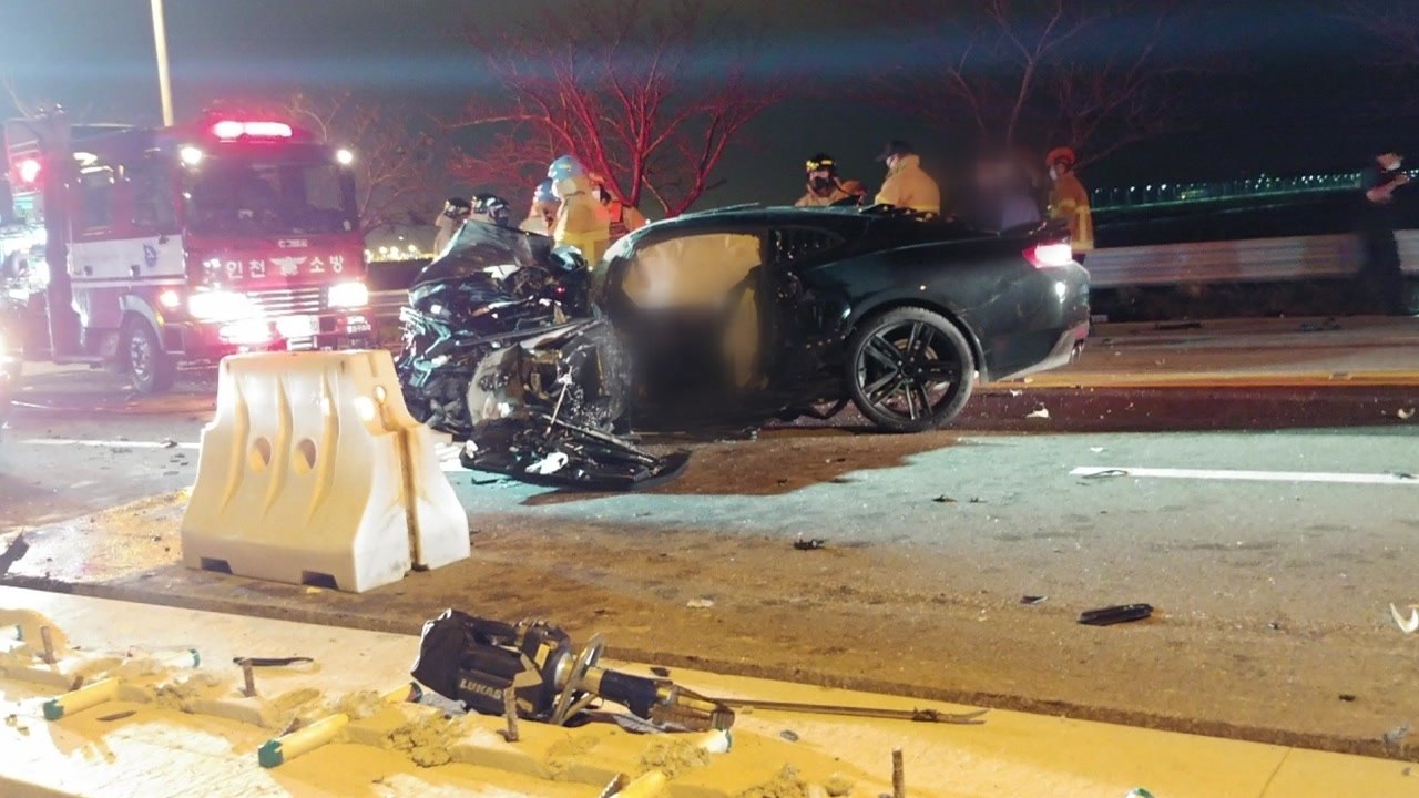 인천 을왕리 인근 차량 3대 충돌...2명 사망·5명 부상 / YTN