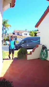 Ce livreur balance un colis sur le toit involontairement... oups