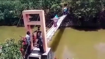 Detik detik seorang ibu jatuh dari jembatan