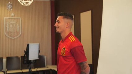 Los debutantes Gavi y Yeremi Pino ya posan con la camiseta de la Roja