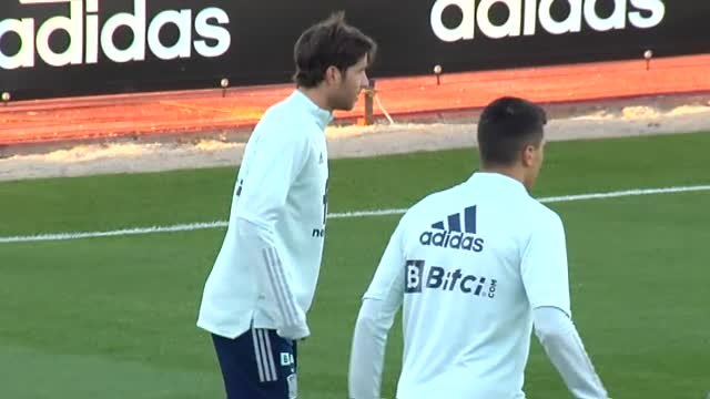 Primer entrenamiento de la selección con la mente puesta en Italia