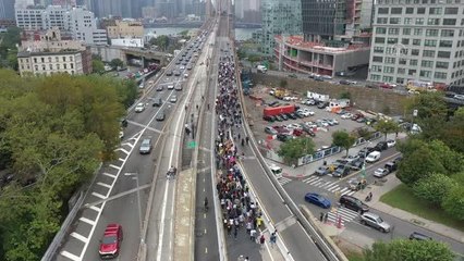 Aşı karşıtı protestocular Brooklyn Köprüsü üzerinden Manhattan'a yürüdü
