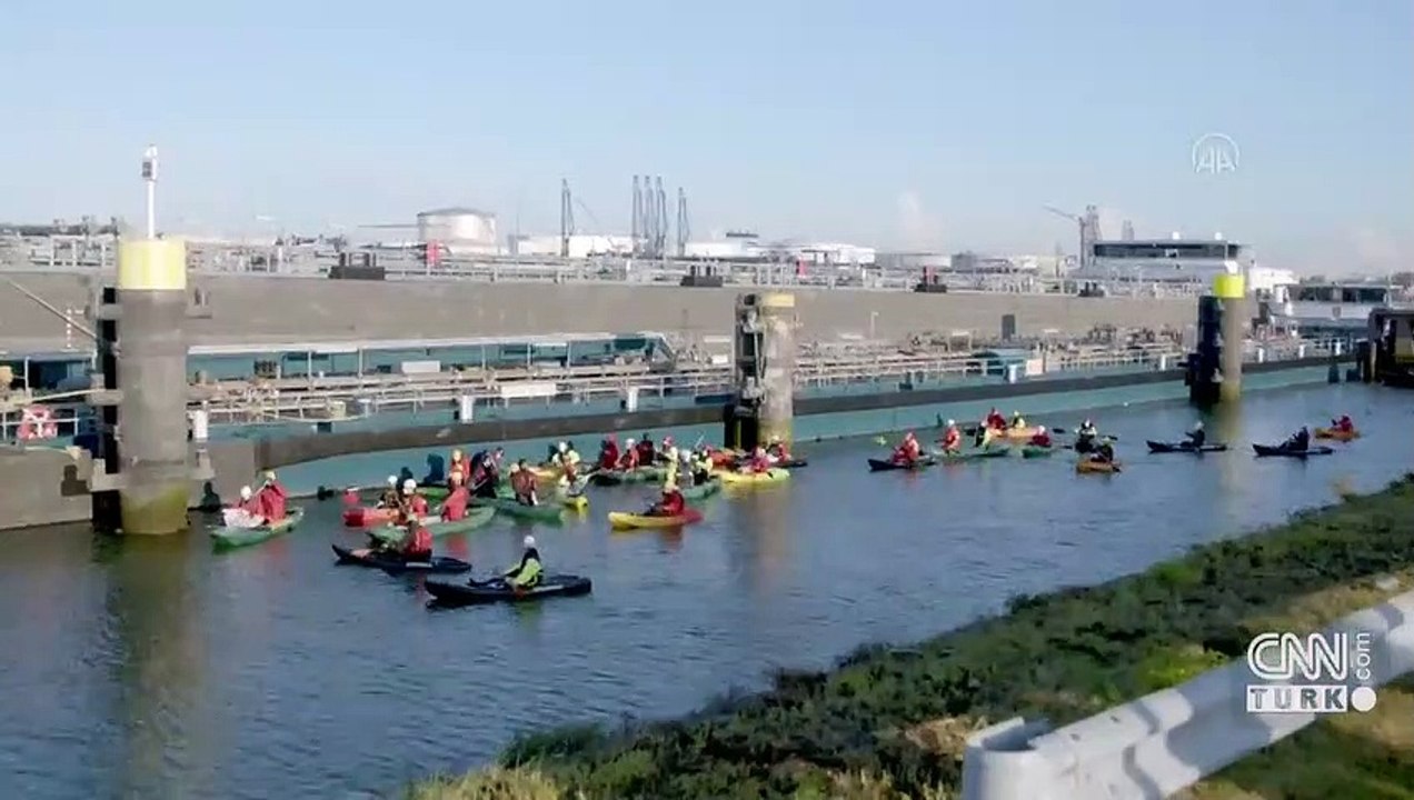 Petrol rafinerisinin yolunu kestiler