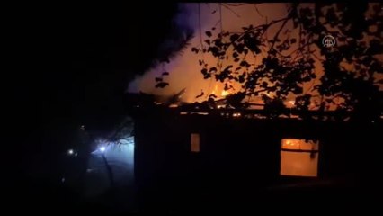 Yanan iki katlı ahşap ev kullanılamaz hale geldi