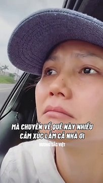 H'Hen Niê khóc khi chứng kiến cảnh bà con đi bộ về quê