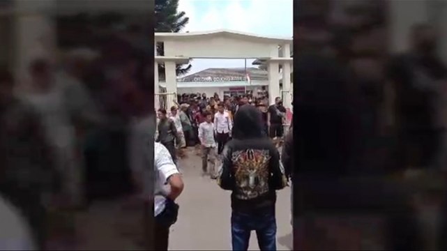 Lahan Sengketa, Puluhan Warga Rusak Kantor Desa Bojong Koneng