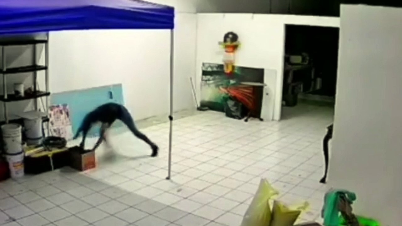 Ngeri! Lihat Yang Terjadi Pada Cewek Ini Saat Sendirian, CCTV Ini Buktinya