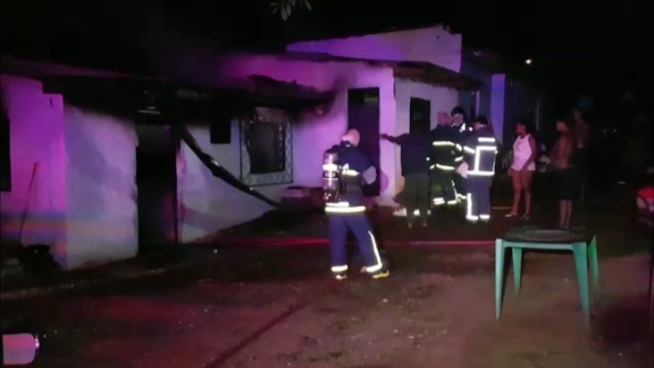 Bombeiros controlam incêndio em residência no Bairro Claudete