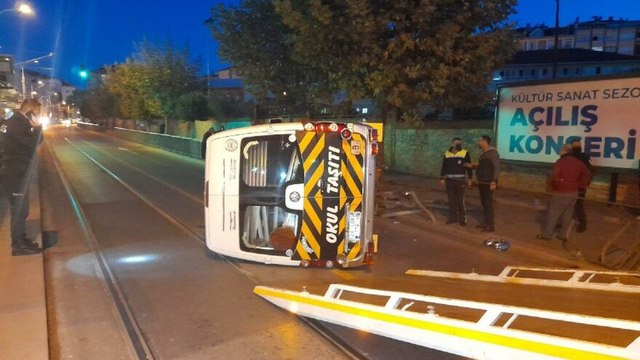 Güngören'de servis minibüsü tramvay yolunda devrildi