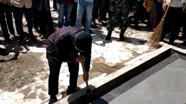 Aksinya Kembali Jadi Sorotan, Kini Risma Menyapu Kompleks Makam di Sela Kunjungan