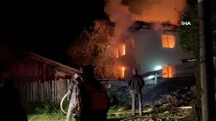 2 Katlı ahşap ev alevlere teslim oldu