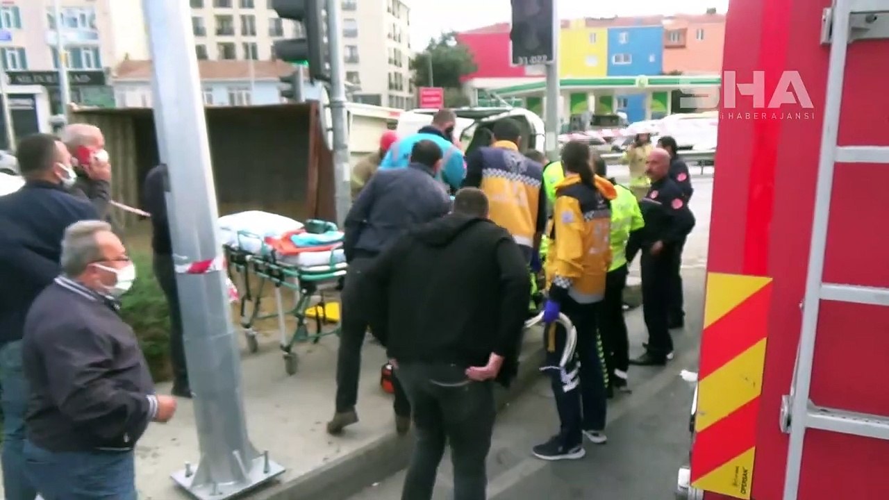 Kum kamyonu polisin üzerine devrildi, kaza kameraya yansıdı