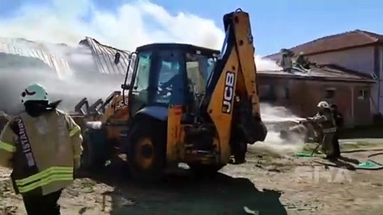 Kadıköy'de çıkan yangında zarar büyük