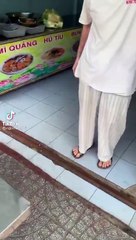 Đến xin cơm từ thiện, TikToker gây bất ngờ với món quà trên xe