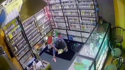 Ketika Makan Terlalu Fokus Ke Handphone. Lihat Yang Terjadi Gaes