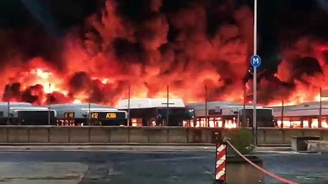 Roma, a fuoco rimessa Tor Sapienza