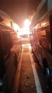 Roma, vasto incendio nella rimessa autobus di Tor Sapienza