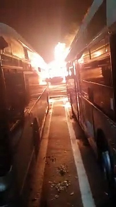Roma, vasto incendio nella rimessa autobus di Tor Sapienza