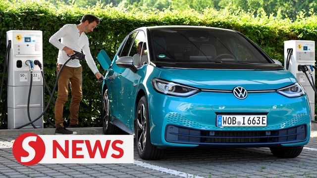 Azmin: Govt drawing up incentives to encourage M'sians to use electric vehicles