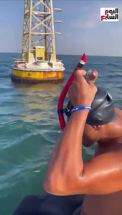 شاهد لحظة انطلاق رحلة السباح سيد باروكى نحو موسوعة جينيس بعبور قناة السويس