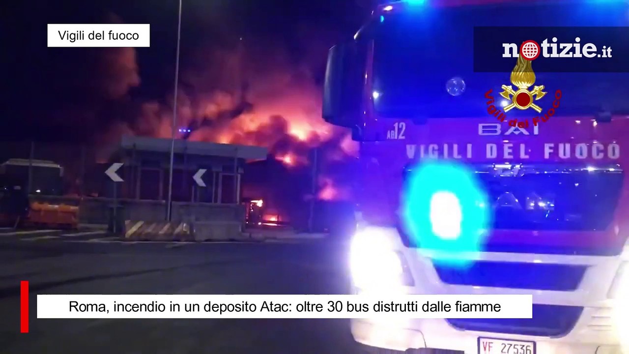 Roma, incendio in un deposito Atac: oltre 30 bus distrutti dalle fiamme