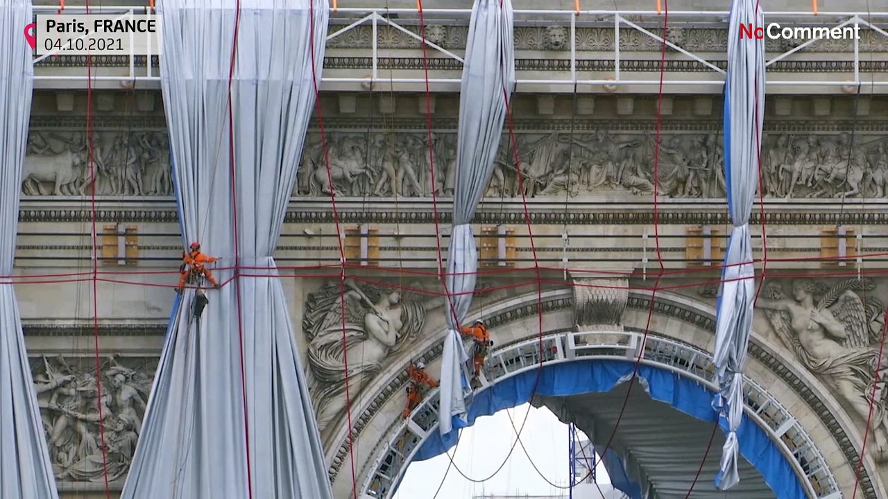 So wird die Christo-Verpackung am Arc de Triomphe in Paris abgebaut