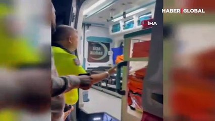 Kaza yapan alkolü polis memuru, trafik ekiplerine zor anlar yaşattı