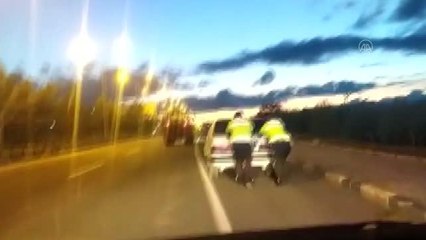 Son dakika haberi: Trafik polislerinin aracı arızalanan kişiye yardımı takdir topladı