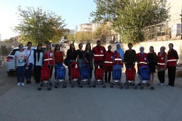 ŞIRNAK'TA KIZILAY'DAN 25 ANNEYE BEBEK ARABASI