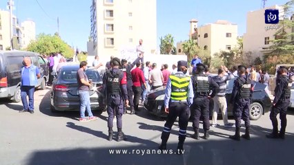 سائقو "سيارات التطبيقات الذكية" يعتصمون .. ووزير النقل يرد