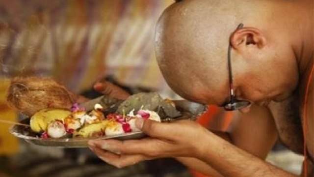 Sarva Pitru Amavasya Upay 2021: सर्वपितृ अमावस्या के उपाय, पितर होंगे खुश | Boldsky