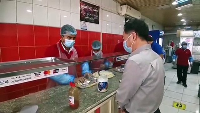 شاهد..السفير الصيني لدى المملكة يشتري طعام من أحد المحلات