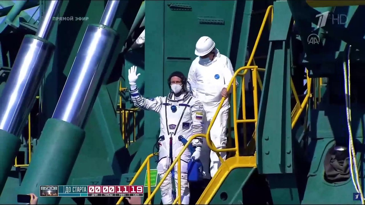 İlk uzay filmini çekecek Rus oyuncu ve yönetmen uzaya fırlatıldı