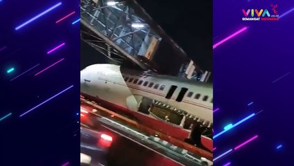 Pesawat Air India Nyangkut di Bawah Jembatan Penyeberangan