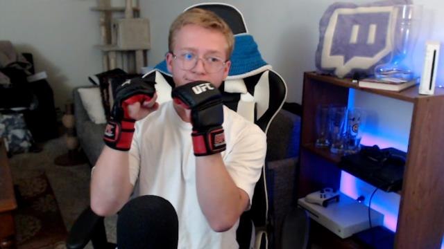 Twitch yayıncısı Gavin Silky White Hall, sarhoş üvey babası tarafından canlı yayında saldırıya uğradı