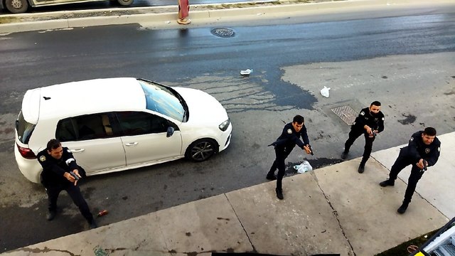 Arnavutköy'de iş yerine baltayla saldıran kişiyi polis böyle etkisiz hale getirdi