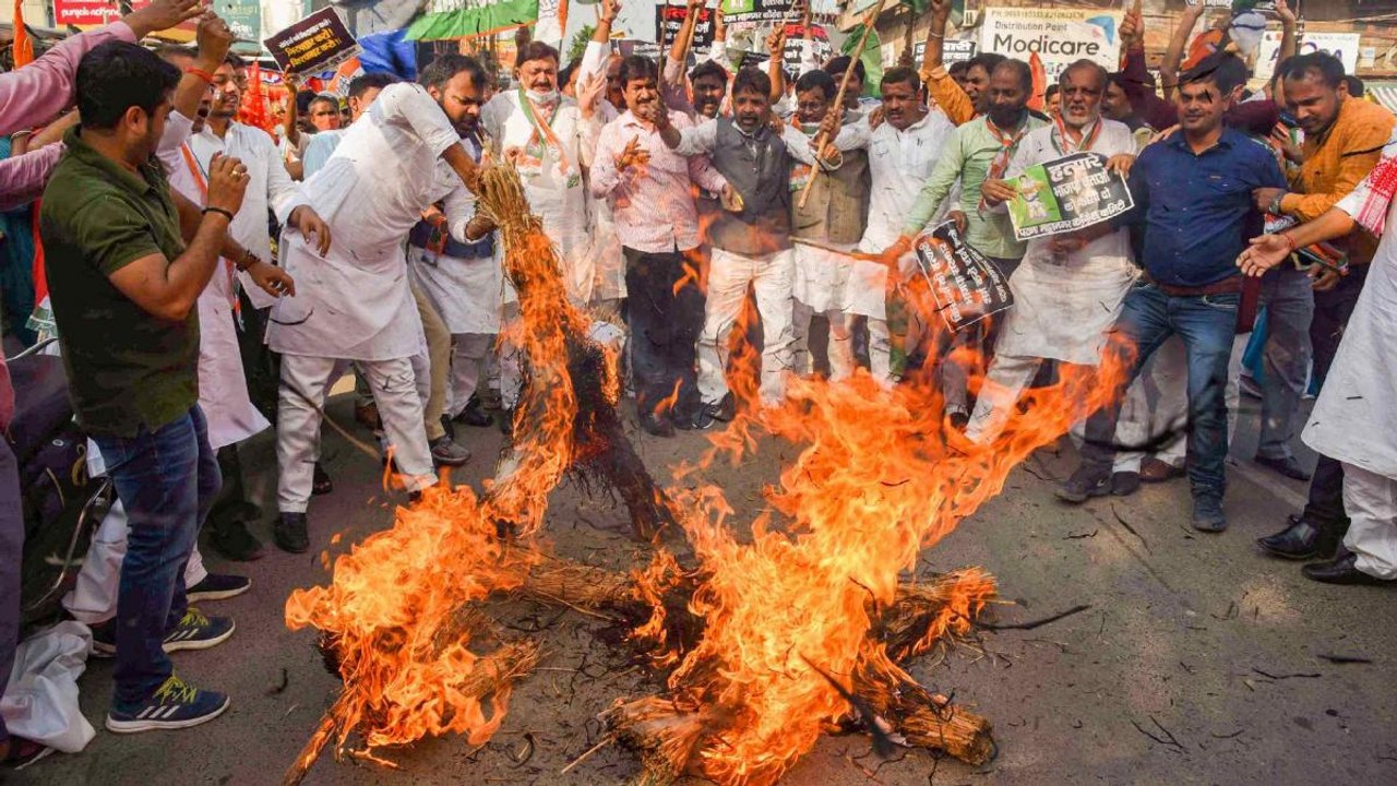 Lakhimpur: Cong on the streets over Priyanka's detention