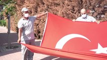 Temizlik personeli, çöpten çıkardığı Türk Bayrağı'nı evinin balkonuna astı