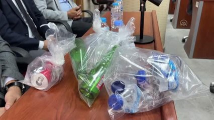 Saros Körfezi'ni kirletenlere tepkisini kürsüye koyduğu "çöplerle" gösterdi