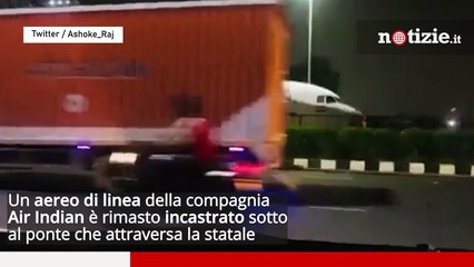 India, aereo bloccato sotto al ponte dell'autostrada per Nuova Delhi: come è finito lì?