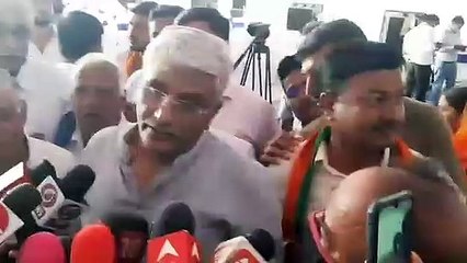 किसानों को बनाया जा रहा राजनीतिक हथियार: शेखावत