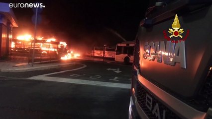 Roma, 30 bus distrutti per un incendio al deposito Atac
