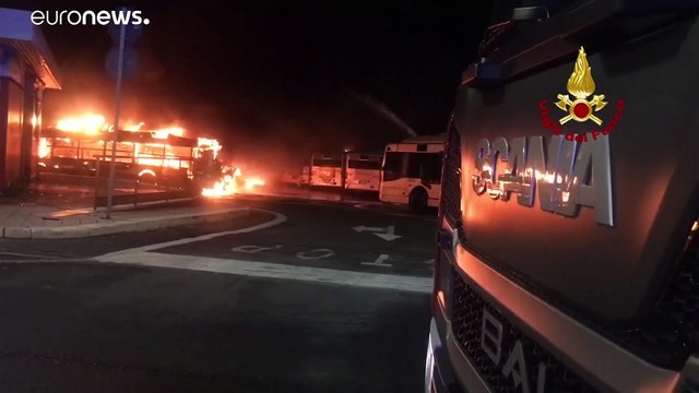 Roma, 30 bus distrutti per un incendio al deposito Atac