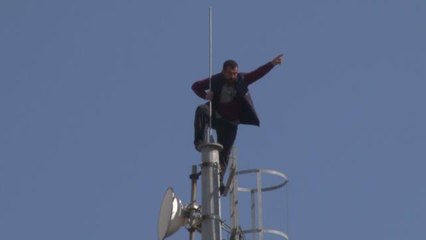 Görüntü İstanbul'dan! Simit satması engellenen kişi verici kulesine çıktı