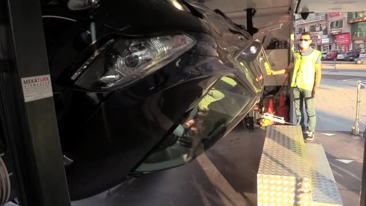 Emniyet kemeri takmayan sürücülere, simülasyon aracında kaza anı yaşatıldı