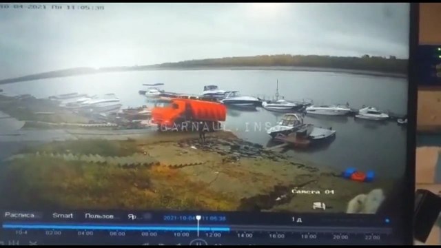 Ce camion glisse, finit à l'eau et disparait complètement