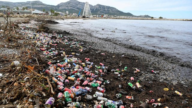 A Marseille, les pluies diluviennes ramènent les poubelles sur la plage